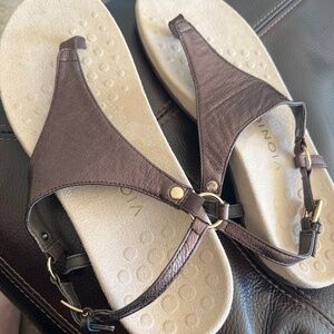 Never worn Vionic sandals size 9.5